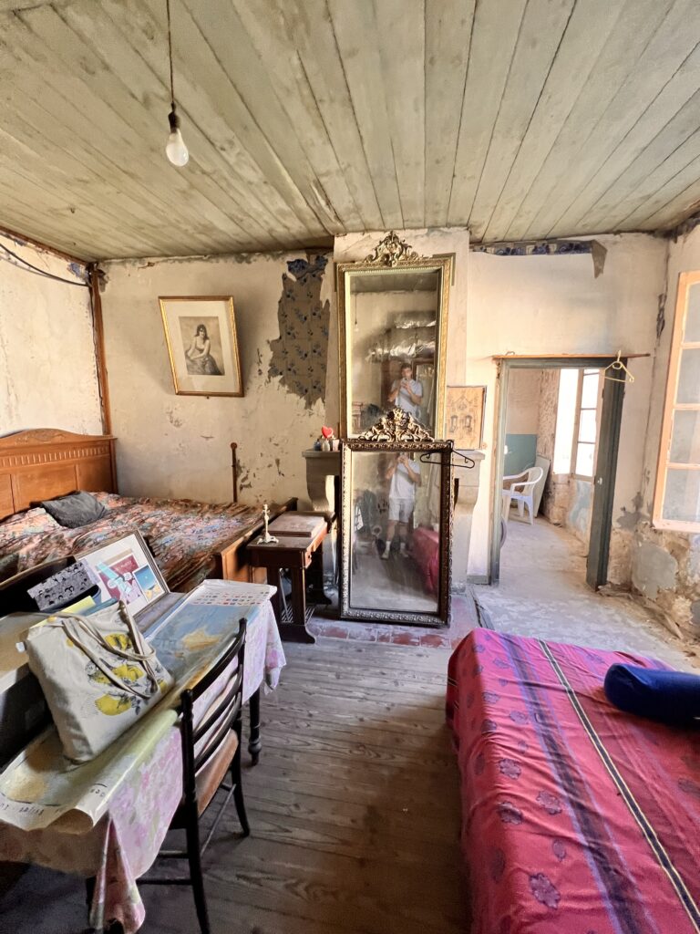 Chambre avant rénovation, maison du XVIIIe siècle à Lacanau